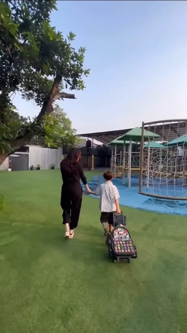 Celine Evangelista Antar Anak Sekolah