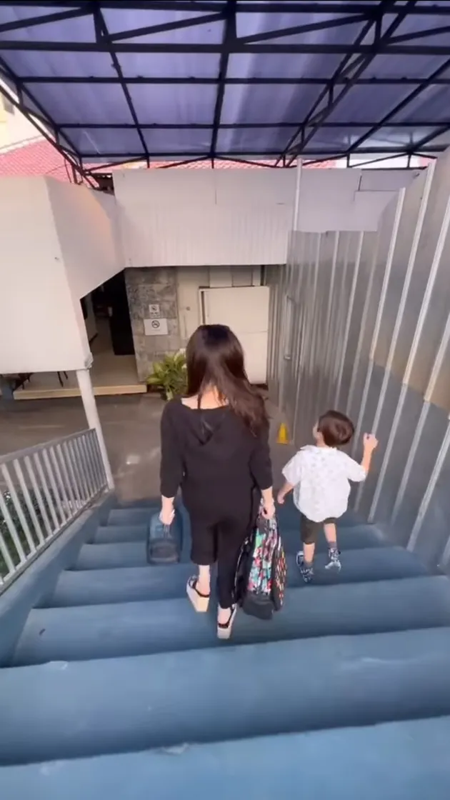 Celine Evangelista Antar Anak Sekolah