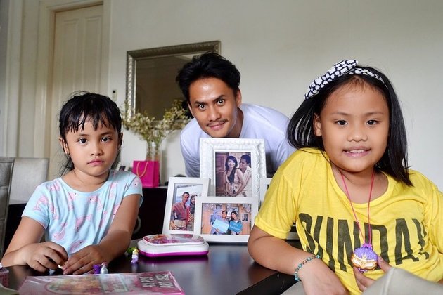 10 Portraits of Choky Sitohang and His Two Rarely Exposed Daughters
