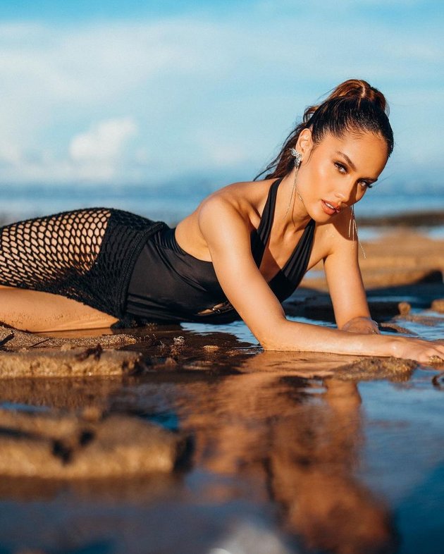 10 Pictures of Cinta Laura Looking Classy in a Swimsuit at the Beach, Fishnet Accent Gives a Mysterious Impression - Proving You Can Look Stunning Without a Bikini