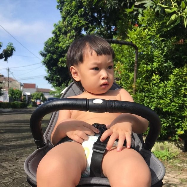 10 Photos of Suti Karno's 'Atun' Grandson who is Handsome, Cute with Cowboy Hat - Casual Style and Adorable Mullet Hair