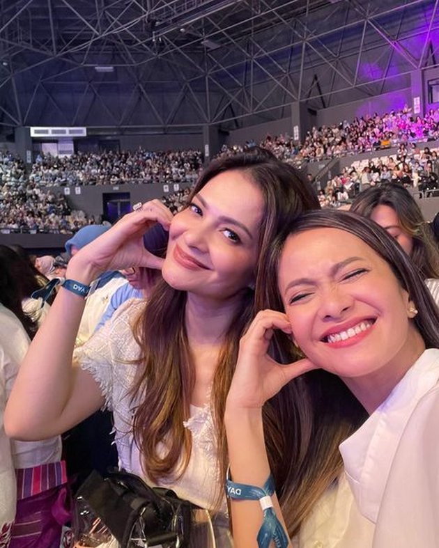 10 Photos of Cut Tary and Ersa Mayori Watching Kim Seon Ho's Fan Meeting Together, Bestie Duo Fangirl Mode - Meeting Seonhohada Feels Like a Struggle