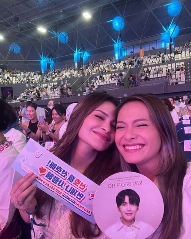 10 Photos of Cut Tary and Ersa Mayori Watching Kim Seon Ho's Fan Meeting Together, Bestie Duo Fangirl Mode - Meeting Seonhohada Feels Like a Struggle