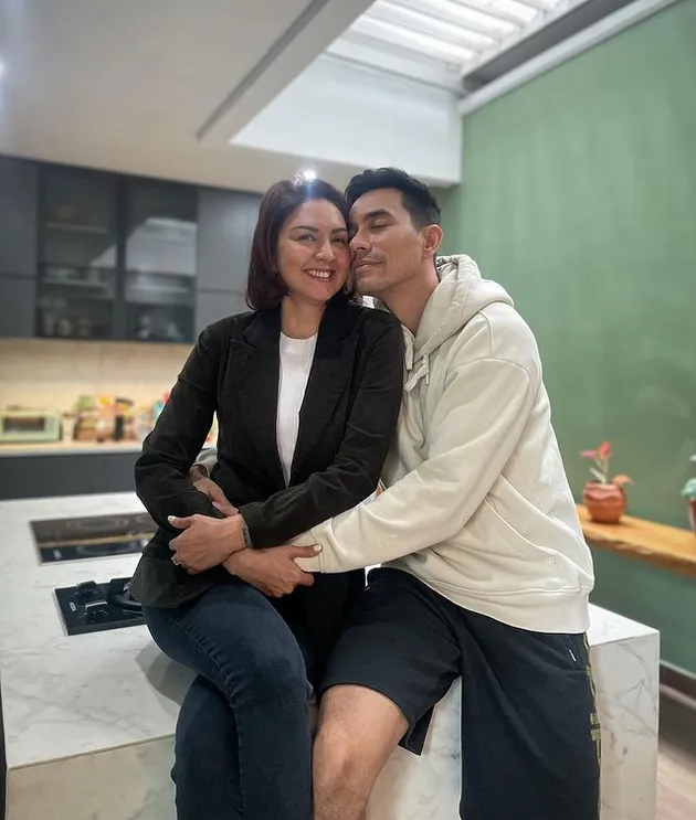 Darius Sinathrya dan Donna Agnesia romantis