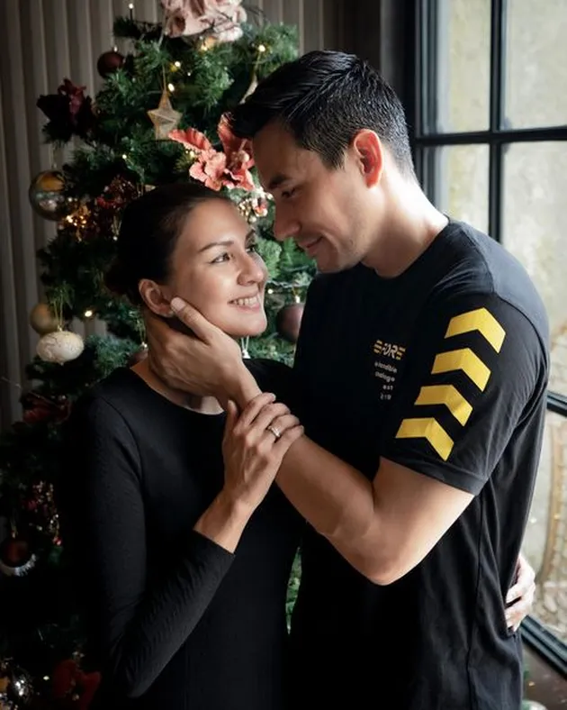 Darius Sinathrya dan Donna Agnesia romantis