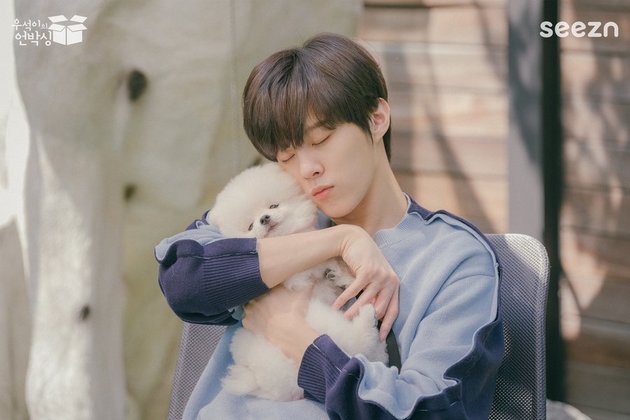 10 Adorable Pictures of Kim Wooseok's Pet Dog Dda Dda, the Cute White One