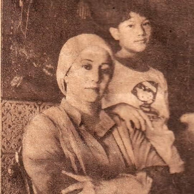Ya, ini adalah foto masa kecil Debby Rhoma bersama ibunda, (almarhumah) Veronica Agustina. 