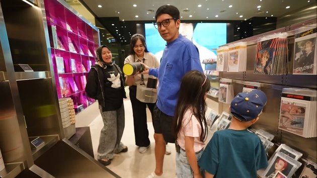 10 Portraits of Desta Taking His Three Beloved Children Shopping in Kwangya, Surprised to See the Price of K-Pop Merchandise - Already Know the Names of NCT Dream Members