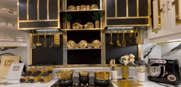 10 Photos of Tasyi Athasyia's New Luxurious Kitchen, Layered with Gold - Still Decorated with Beautiful Hanging Lights