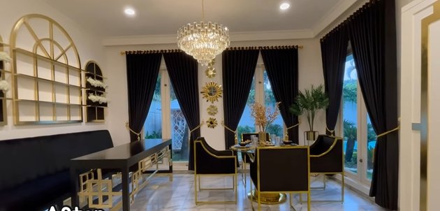 10 Photos of Tasyi Athasyia's New Luxurious Kitchen, Layered with Gold - Still Decorated with Beautiful Hanging Lights