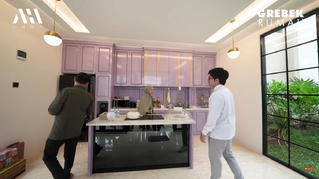 10 Pictures of Ustaz Solmed's Magnificent House Equipped with Private Gas Stations to Swimming Pools, April Jasmine's Cute Purple Kitchen