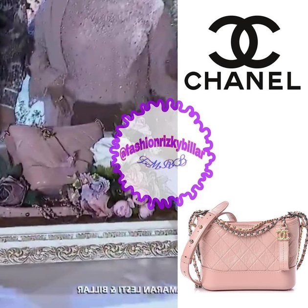 Seserahan yang dibawa Billar ini terdiri dari banyak barang. Setidaknya, tas dan sepatu semua lebih dari satu. Tas pink ini merupakan koleksi Chanel dengan harga Rp71,7 juta.