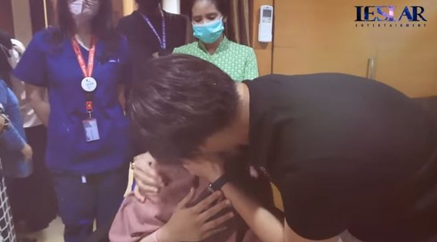 10 Moments of Lesti Giving Birth to Her First Child, Rizky Billar Forgets to Eat - Sweet Kiss to His Wife