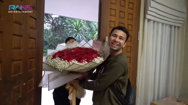 Raffi Ahmad memesan sebuah buket bunga mawar merah berukuran jumbo yang dikirim langsung ke kediamannya di Andara. Ia mempersiapkan hadiah Valentine ini tanpa sepengetahuan Nagita Slavina.