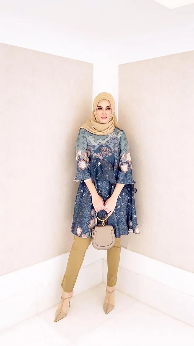 Dhena Devanka Pakai Hijab