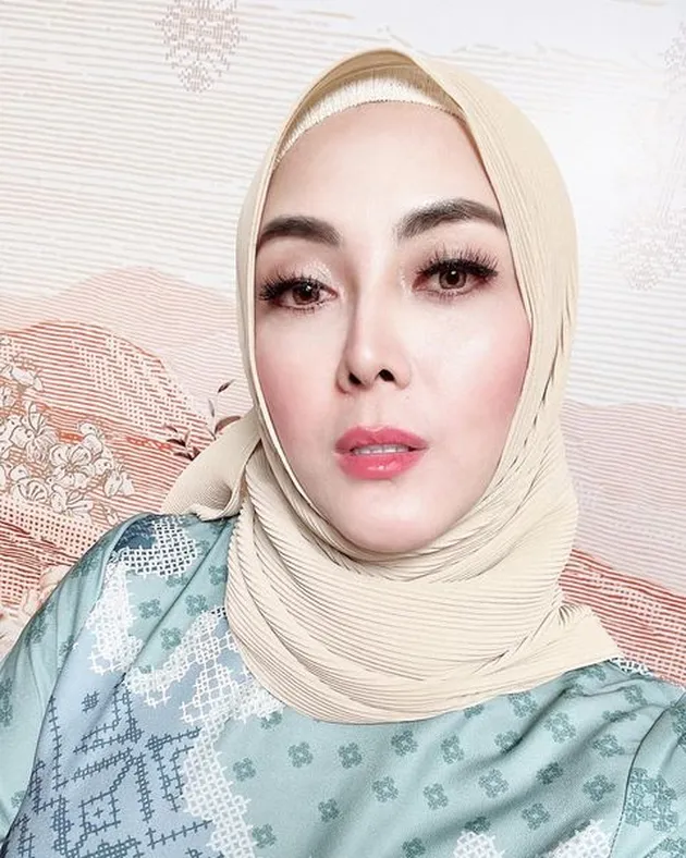 Dhena Devanka Pakai Hijab