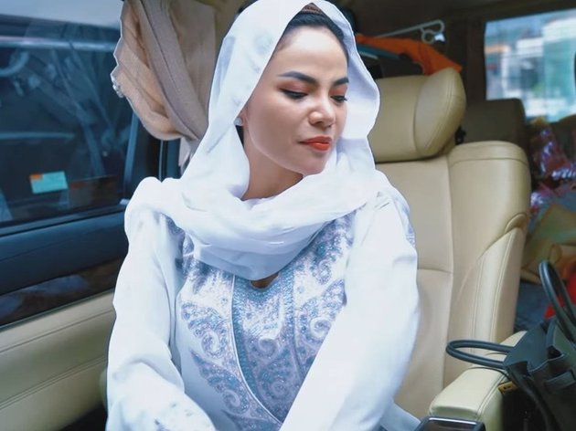 10 Photos of Dinar Candy Transforming into a Study Group Leader, Her Appearance with Hijab is Stunning!