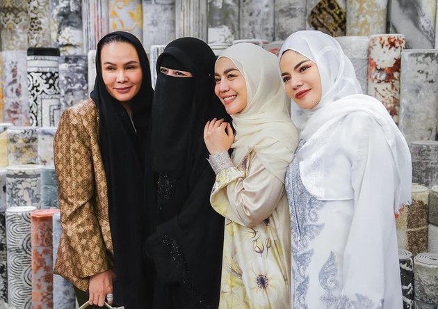 10 Photos of Dinar Candy Transforming into a Study Group Leader, Her Appearance with Hijab is Stunning!