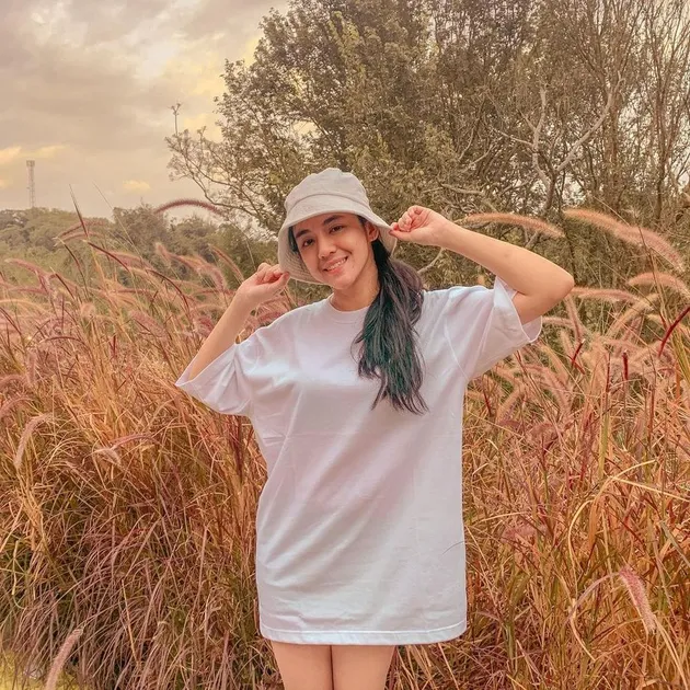 Potret cantik DJ Una.
