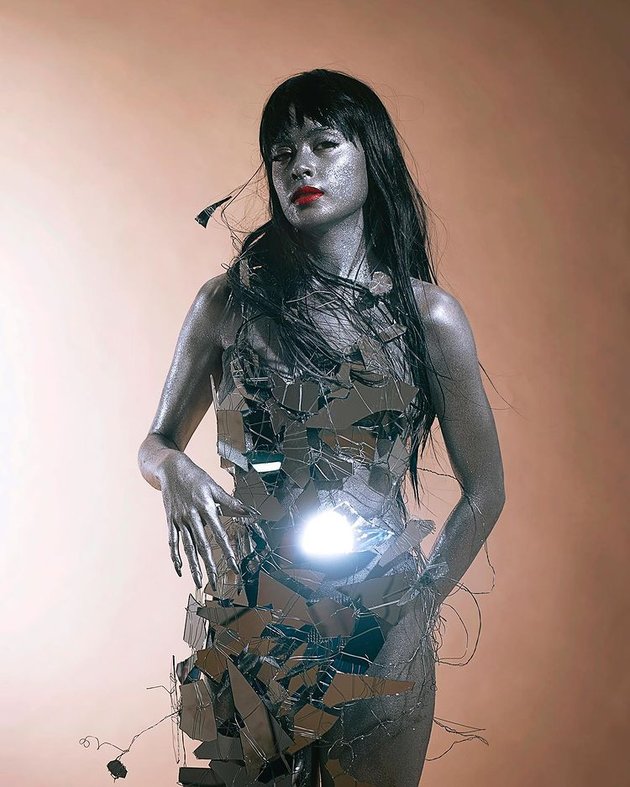 10 Photos of Eva Celia with a Futuristic Vibe, Her Outfit is Eye-catching - Her Body is Painted Silver and Full of Glitter