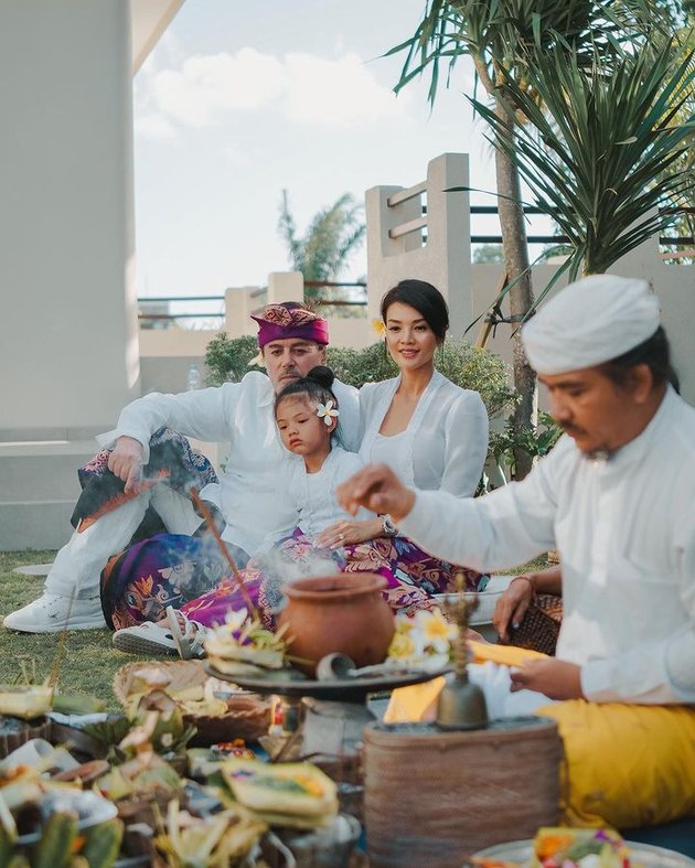 10 Potret Farah Quinn Holds Melaspas Ceremony for Her New Luxury Villa, Husband's Appearance in Balinese Traditional Clothing Attracts Attention