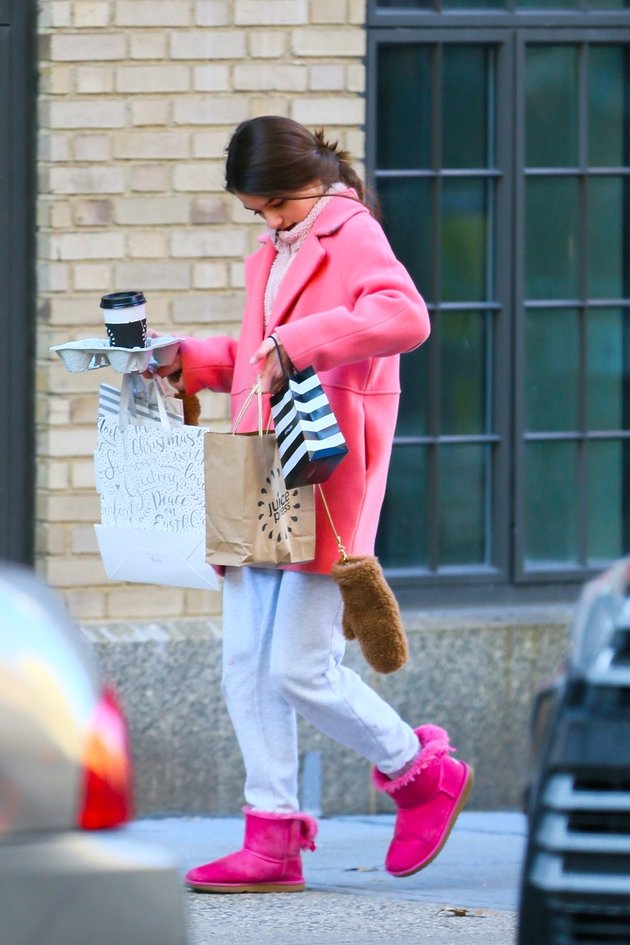 10 Street Fashion Portraits of Suri Cruise, Now 14 Years Old, Still Beautiful Even When Wearing Flip Flops