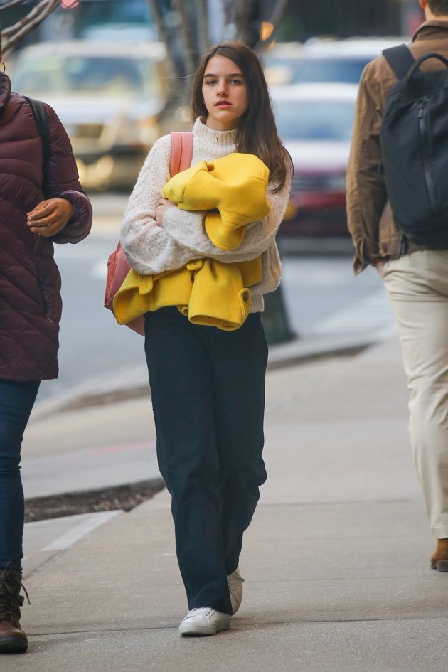 10 Street Fashion Portraits of Suri Cruise, Now 14 Years Old, Still Beautiful Even When Wearing Flip Flops