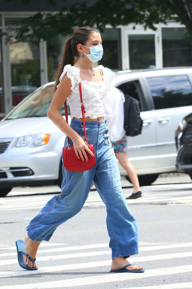 10 Street Fashion Portraits of Suri Cruise, Now 14 Years Old, Still Beautiful Even When Wearing Flip Flops