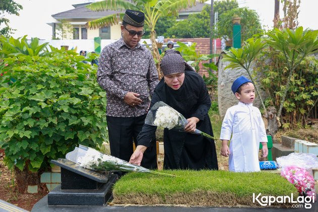 10 Portraits of Gala Sky's Pilgrimage to the Grave After Begging for His Late Father's Phone, Dewi Zuhriati Can't Hold Back Her Tears