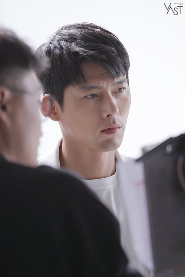 10 Handsome Photos of Hyun Bin in All-White Outfit during Photoshoot, Showing His Sweet Smile