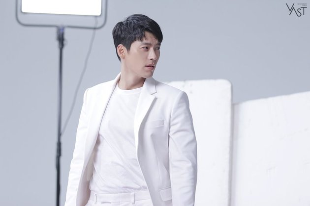 10 Handsome Photos of Hyun Bin in All-White Outfit during Photoshoot, Showing His Sweet Smile