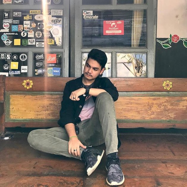 10 Handsome Portraits of Kaisar Alhadi, Denada's Seldom-Exposed Brother, Showing Off His Contemporary OOTD Outfits
