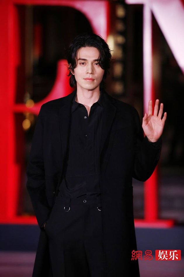 10 Handsome Portraits of Lee Dong Wook Wearing All Black Suit & Long Hair