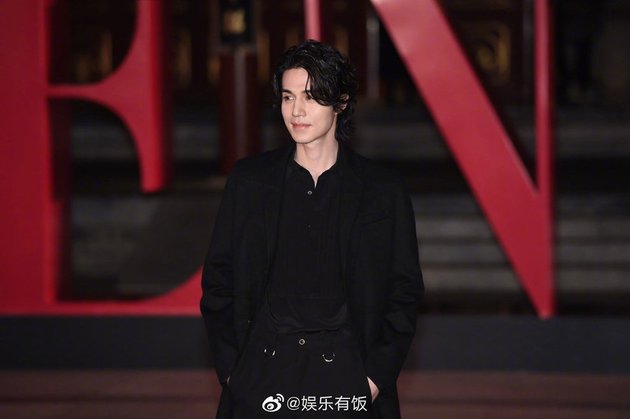 10 Handsome Portraits of Lee Dong Wook Wearing All Black Suit & Long Hair