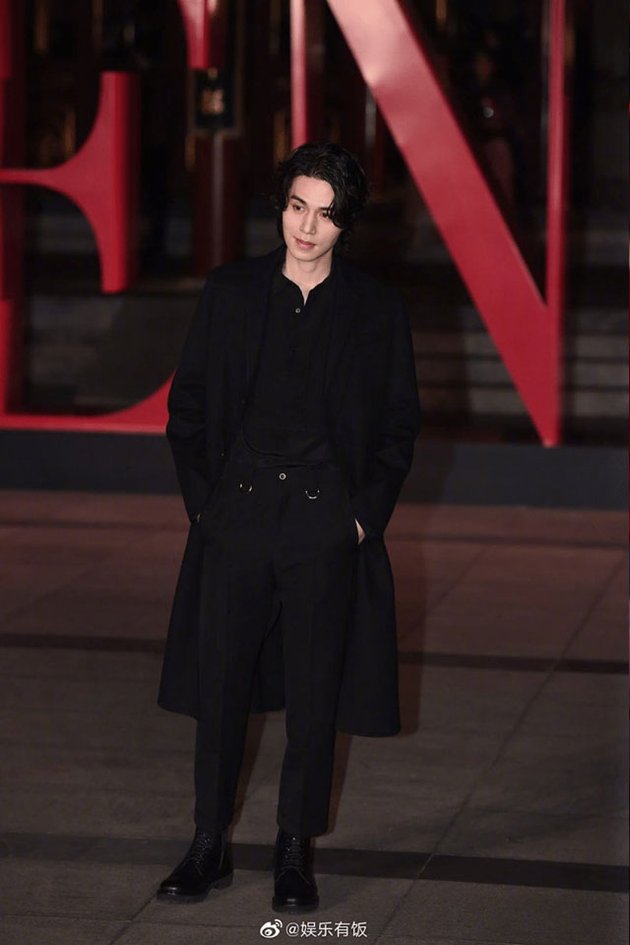 10 Handsome Portraits of Lee Dong Wook Wearing All Black Suit & Long Hair