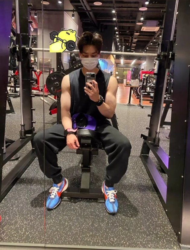 10 Handsome Photos of Song Kang Showing off his Athletic and Muscular ...