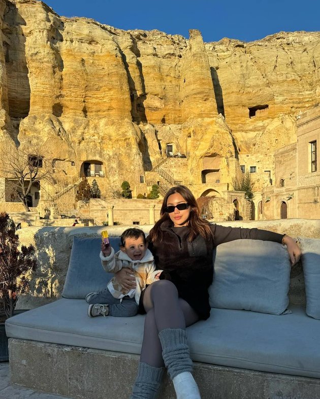 10 Portraits of Don Verhaag's Style, Jessica Iskandar's Son, During Vacation to Turkey, Making People Astonished Like a Girl Wearing a Hijab in Cappadocia