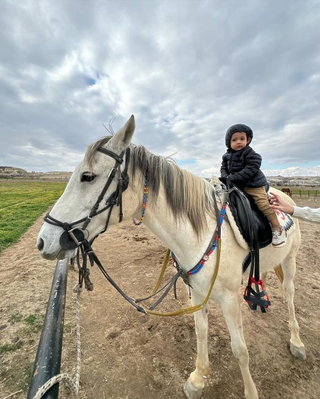 10 Portraits of Don Verhaag's Style, Jessica Iskandar's Son, During Vacation to Turkey, Making People Astonished Like a Girl Wearing a Hijab in Cappadocia