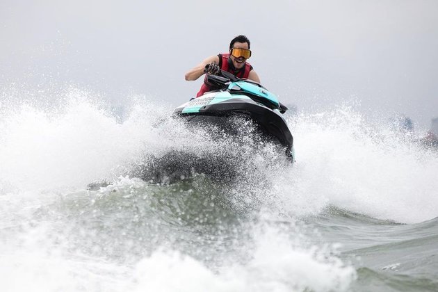 10 Cool Style Portraits of Darius Sinathrya Riding a Jet Ski, Showing Off his Macho and Handsome Appearance, Displaying his Biceps