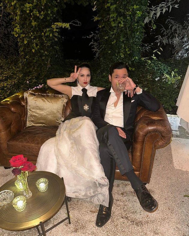 10 Portraits of Sandra Dewi and Harvey Moeis' Wedding Style in France, Exuding Mafia Boss Aura - Feels Like Pre-wedding Again