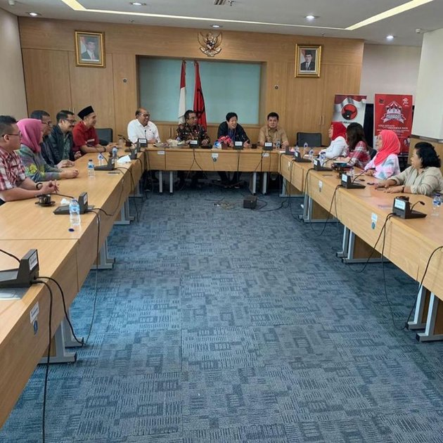 10 Photos of Tina Toon's Style while Working at the Jakarta Regional People's Representative Council, Relaxed and Stylish