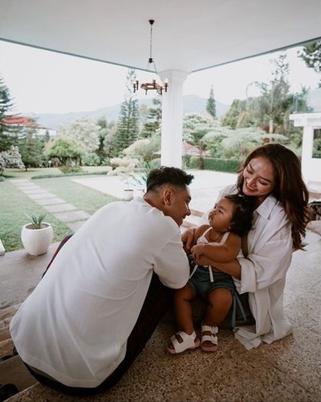 10 Adorable Photos of Baby Xarena, Siti Badriah and Krisjiana's Cute Daughter, Referred to as the Playful Mother when Wearing 'Forbidden Clothes'