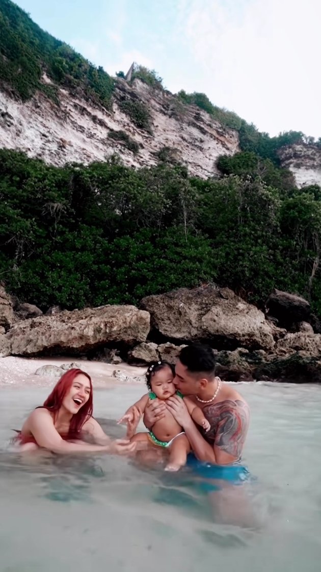 10 Adorable Photos of Baby Xarena, Siti Badriah and Krisjiana's Cute Daughter, Referred to as the Playful Mother when Wearing 'Forbidden Clothes'