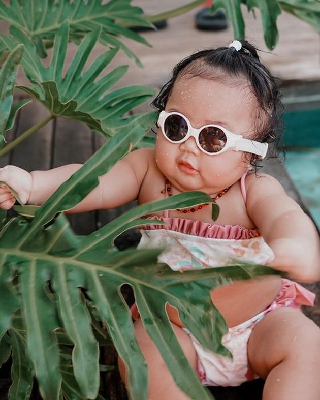 10 Adorable Photos of Baby Xarena, Siti Badriah and Krisjiana's Cute Daughter, Referred to as the Playful Mother when Wearing 'Forbidden Clothes'