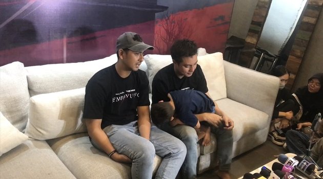 10 Adorable Photos of Kiano, Baim Wong's Son, 'Disturbing' His Father During an Interview, Playfully Biting Each Other - Asking for Milk Because He's Sleepy