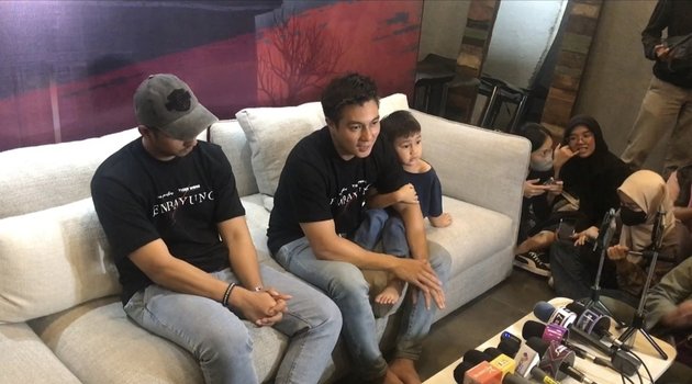 10 Adorable Photos of Kiano, Baim Wong's Son, 'Disturbing' His Father During an Interview, Playfully Biting Each Other - Asking for Milk Because He's Sleepy