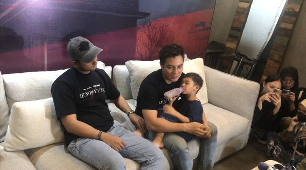 10 Adorable Photos of Kiano, Baim Wong's Son, 'Disturbing' His Father During an Interview, Playfully Biting Each Other - Asking for Milk Because He's Sleepy