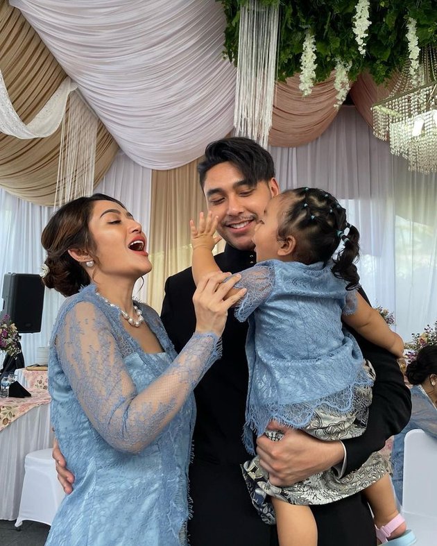 10 Adorable Photos of Xarena, Siti Badriah and Krisjiana's Daughter, Wearing Kebaya at a Wedding, Expertly Poses in Front of the Camera