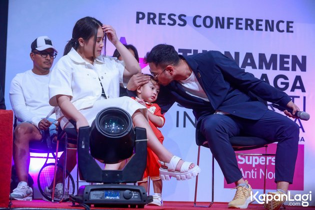10 Adorable Pictures of Rayyanza 'Cipung' Carried by Rafathar, Captivating at the 'Indonesian Celebrity Sports Tournament' Press Conference