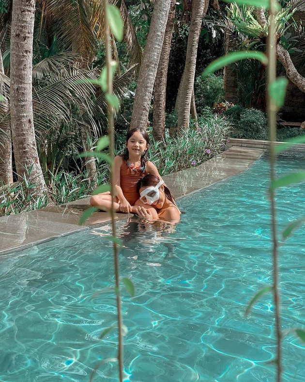 Happy holiday! Menikmati liburan serunya di Pulau Dewata, Bali, Gisella Anastasia nggak sendirian. Ia ditemani putri kesayangannya, Gempita Nora Marten.